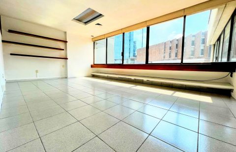 Oficinas en Renta, en Colonia Alpes, Sobre Periférico con Excelente Ubicación.