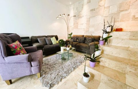 Casa en Venta en Colinas del Sur, Impecable E Iluminado Condominio Horizontal.